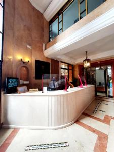 A television and/or entertainment centre at Hôtel Rembrandt