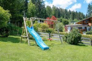 een speeltuin met een glijbaan in een tuin bij Ferienwohnung Alpinenhof in Schönau am Königssee