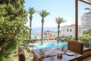 The swimming pool at or close to Hôtel Rembrandt