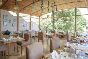 A restaurant or other place to eat at Hôtel Rembrandt