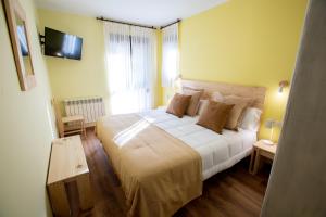 A bed or beds in a room at La Casona de Cardes