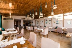 A restaurant or other place to eat at Hôtel Rembrandt