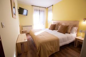 A bed or beds in a room at La Casona de Cardes