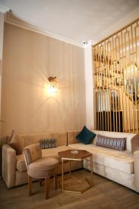 A seating area at Hôtel Rembrandt