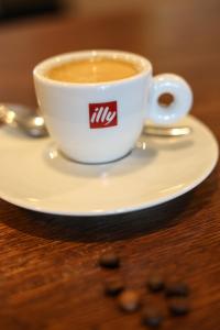 Coffee and tea making facilities at Hôtel Rembrandt
