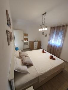 Posteľ alebo postele v izbe v ubytovaní Apartman Alisa