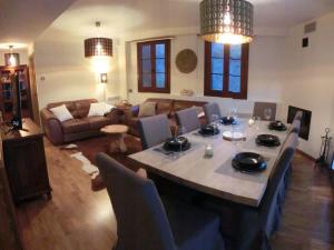 uma sala de estar com uma mesa e um sofá em Ca Solleta, casa de montaña a 20 min de la Peülla, Vaqueira-Beret em Isavarre