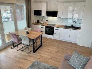 cocina con mesa y sillas en una habitación en Ferienwohnung Hohe Lith, en Cuxhaven