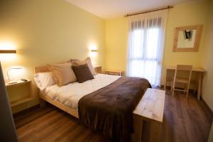 A bed or beds in a room at La Casona de Cardes