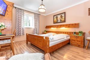 Llit o llits en una habitació de Landgasthof Fürstenbrunn