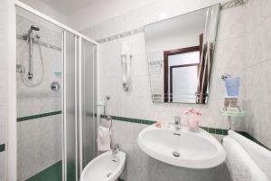 A bathroom at Viva Beach Hotel