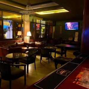 un ristorante con tavoli e sedie e una TV a schermo piatto di Hôtel Rembrandt a Tangeri