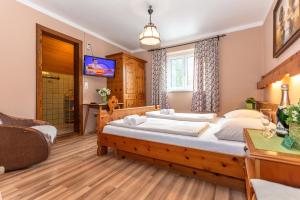 Llit o llits en una habitació de Landgasthof Fürstenbrunn