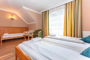 Llit o llits en una habitació de Landgasthof Fürstenbrunn