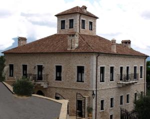 帕拉米夏Αρχοντικό Ρίγγα 1872 - Arhontiko Riga 1872的一座有塔的老建筑