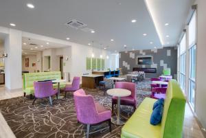 Гостиная зона в La Quinta by Wyndham Mobile