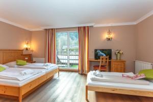 A bed or beds in a room at Landgasthof Fürstenbrunn
