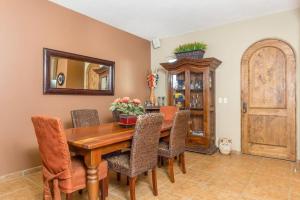 uma sala de jantar com uma mesa de madeira e cadeiras em Bella Sirena 305-A Luxury Condo em Puerto Peñasco