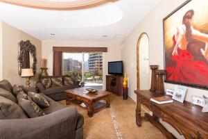 Bella Sirena 305-A Luxury Condo في بورتو بيناسكو: غرفة معيشة مع أريكة وطاولة