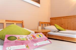 Llit o llits en una habitació de Landgasthof Fürstenbrunn