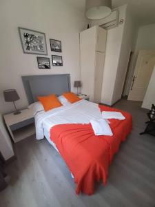 Un dormitorio con una cama grande con una manta naranja en CH Lumiere, en Madrid