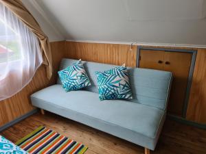 un divano blu in una stanza con finestra di Cabaña Puerto Montt a Puerto Montt