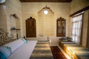 una camera con due letti in una stanza con finestra di Hayatlı Konak a Şanlıurfa