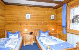 Duas camas num quarto com paredes de madeira em Amazing Apartment In Arrach With House A Mountain View em Arrach