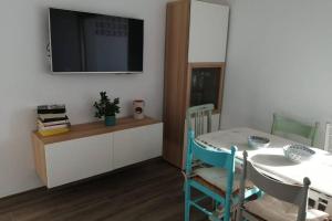 TV a/nebo společenská místnost v ubytování Apartamento frente al mar. Almuñécar