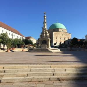 Miestna pamiatka v blízkosti hodinového hotela