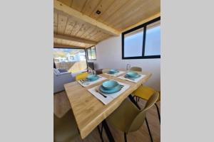 une salle à manger avec une table et des chaises en bois dans l'établissement Baobab House, à Los Llanos de Aridane