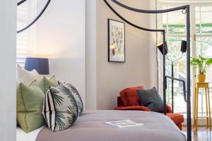 Katil atau katil-katil dalam bilik di The State Room at Seafield House +19 gambar