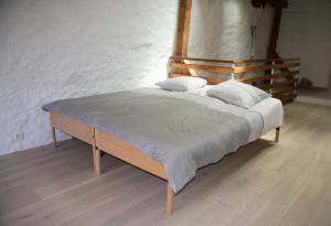 un letto con testiera in legno e 2 cuscini di Duplex Allegro a La Neuveville