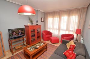 sala de estar con sofá y TV en Perez del Molino - 5806, en Isla