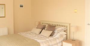 Un dormitorio con una cama con almohadas. en Twizell Lane en Beamish