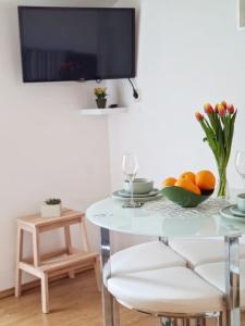 - une table à manger blanche avec un bol d'oranges dans l'établissement Villa Sofija, à Supetar
