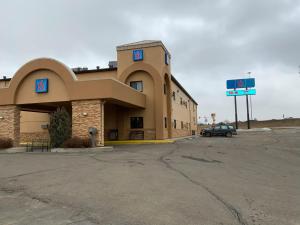 マイノットにあるStudio 6 - Minot, NDの駐車場に車が停まっている建物