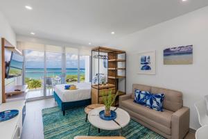 Uma área de estar em Azure Beach Residences