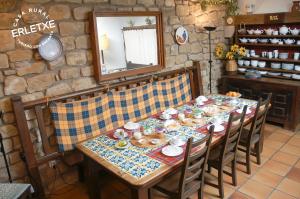 Una mesa en una habitación con un mantel. en Casa Rural Erletxe, en Laguardia