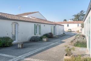 サン・マルタン・ド・レにあるAppartement Arômeの通りに並ぶ白い建物