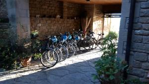 una fila de bicicletas estacionadas contra una pared de ladrillo en Casa Rural Erletxe, en Laguardia 37 fotos más