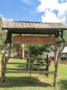 a park bench with a sign that says welcome to jamaica at Recanto do També in Urubici