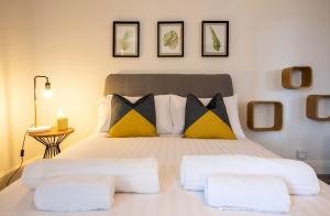 1 dormitorio con 1 cama con almohadas amarillas y negras en Fulwood Heights Apartments en Preston