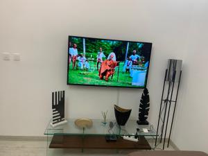 Mbawにあるdakar Mbaoの壁に掛けられた薄型テレビ