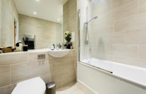 A bathroom at Luxury new apartment, 15mins from Bond St.