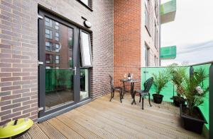 - un balcon avec une table et des chaises dans un bâtiment dans l'établissement Lovely 2 bed apartment 15mins from Bond St, à Londres