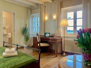 - une chambre avec un bureau, un lit et un bureau avec un ordinateur dans l'établissement Rhein River Guesthouse - direkt am Rhein, à Leverkusen