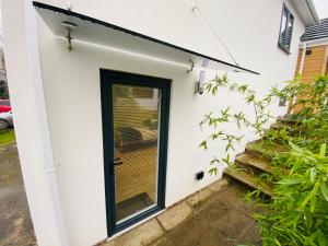 Afbeelding uit fotogalerij van MODERN STUDIO APARTMENT, PRIVATE- DRIVEWAY PARKiNG in Kenilworth +3 foto's