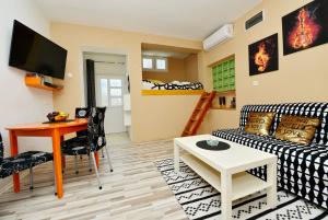 Televízia a/alebo spoločenská miestnosť v ubytovaní Rock apartman