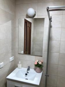 y baño con lavabo y espejo. en Apartamento Estrella Centro, en Marbella